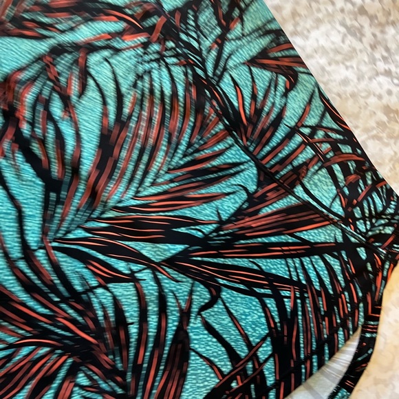 Lululemon, patterned tank size 6 - Picture 3 of 6